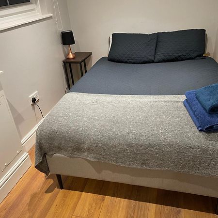 2 Bedroom Apartment Chiswick Park Tube Station London Bagian luar foto