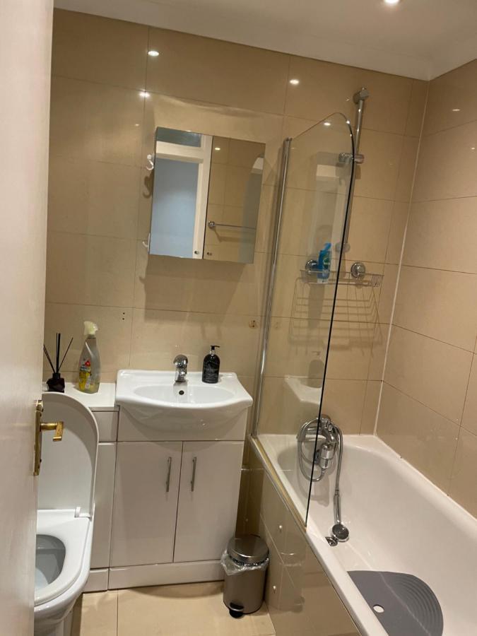 2 Bedroom Apartment Chiswick Park Tube Station London Bagian luar foto