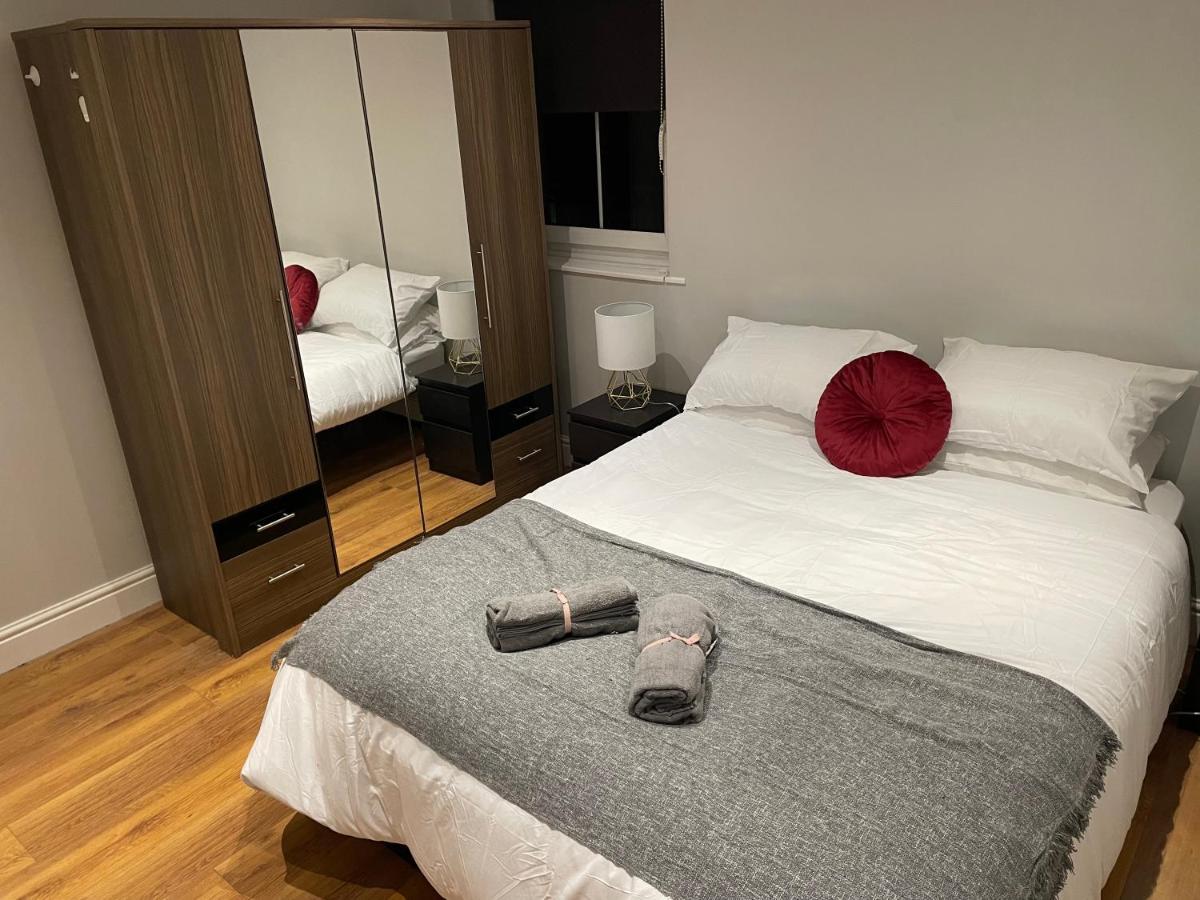 2 Bedroom Apartment Chiswick Park Tube Station London Bagian luar foto