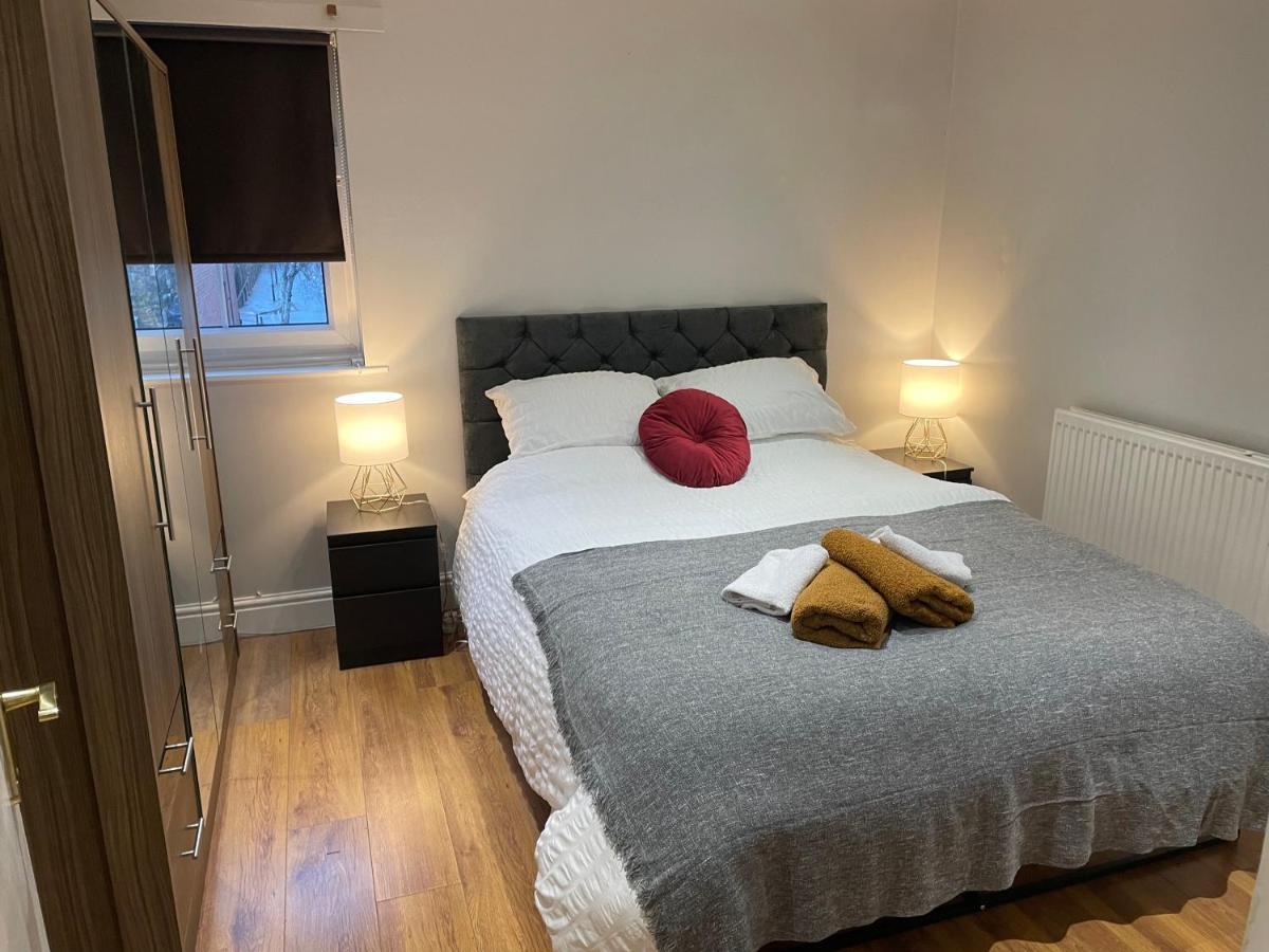 2 Bedroom Apartment Chiswick Park Tube Station London Bagian luar foto