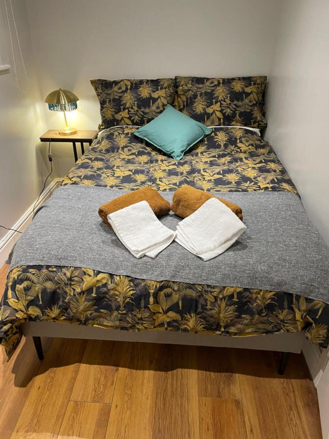 2 Bedroom Apartment Chiswick Park Tube Station London Bagian luar foto