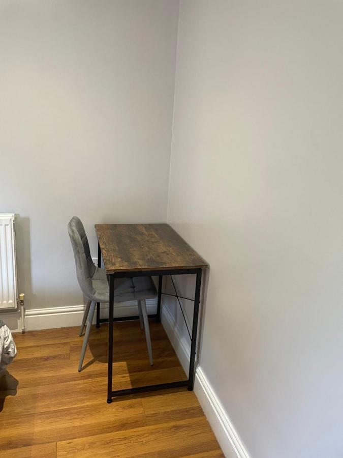 2 Bedroom Apartment Chiswick Park Tube Station London Bagian luar foto