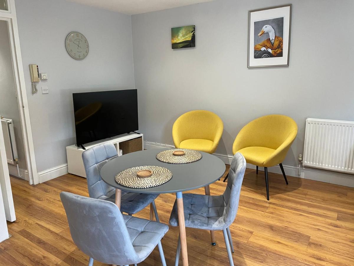 2 Bedroom Apartment Chiswick Park Tube Station London Bagian luar foto