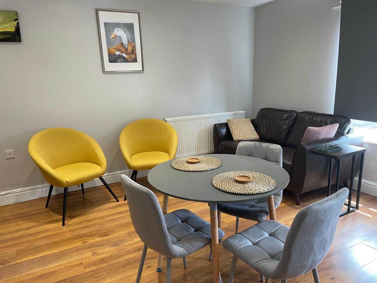 2 Bedroom Apartment Chiswick Park Tube Station London Bagian luar foto