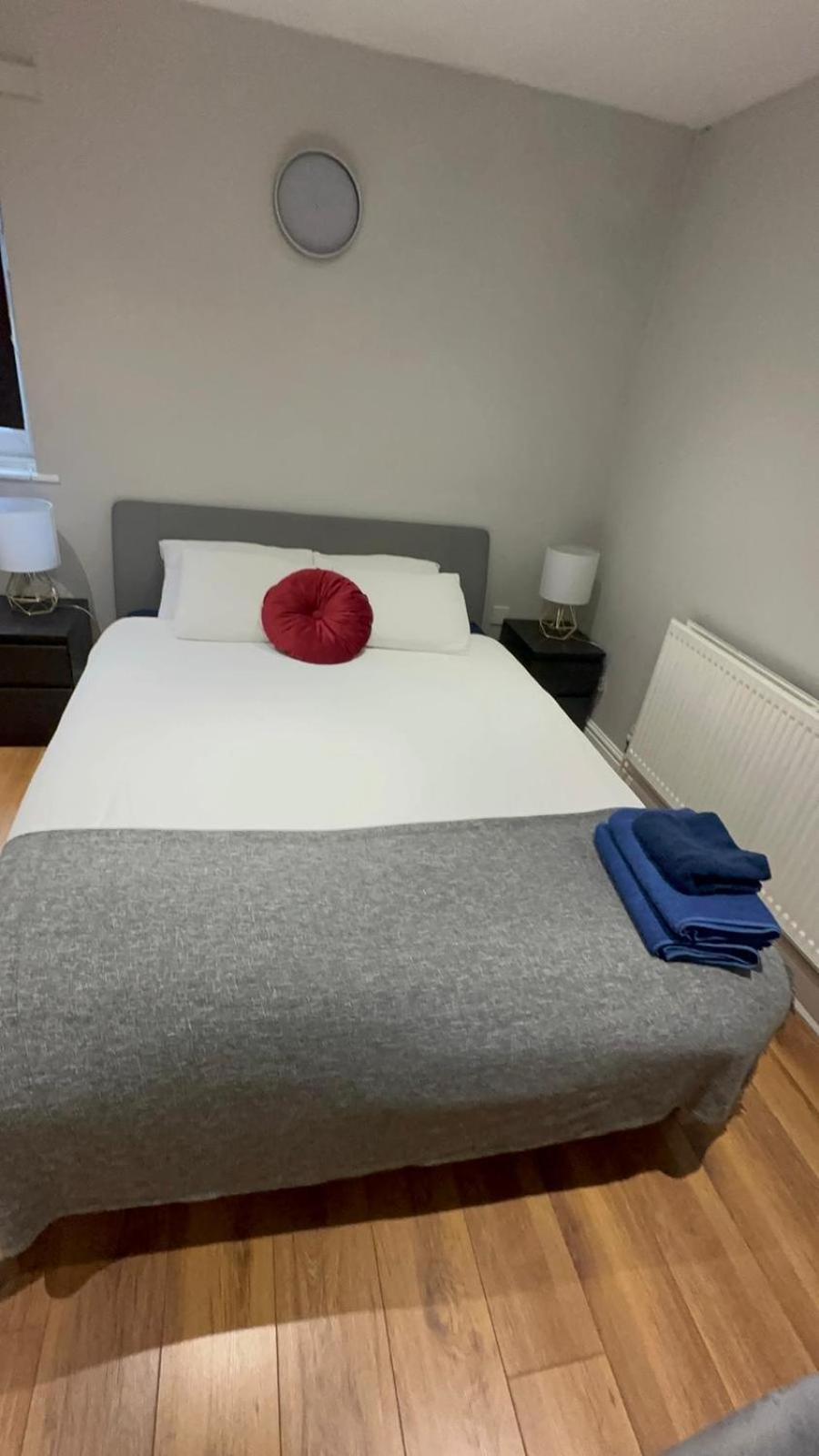 2 Bedroom Apartment Chiswick Park Tube Station London Bagian luar foto