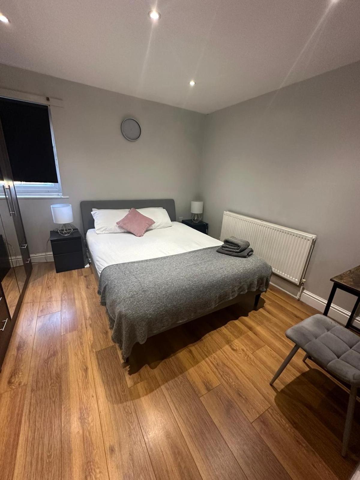 2 Bedroom Apartment Chiswick Park Tube Station London Bagian luar foto